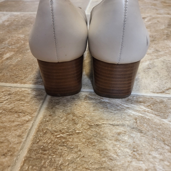 Salvatore Ferragamo Women's Cream Flats with Gold Buckle - Picture 7 of 7